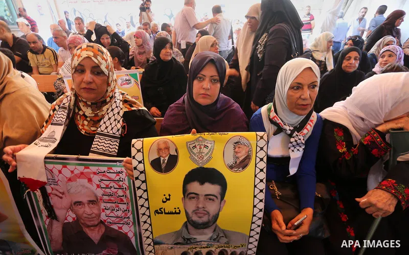 Palestinians take part in a protest to show solidarity with Palestinian prisoners held in Israeli jails, in front of Red cross office in Gaza city on July 31, 2017. Photo by Mohammed Asad