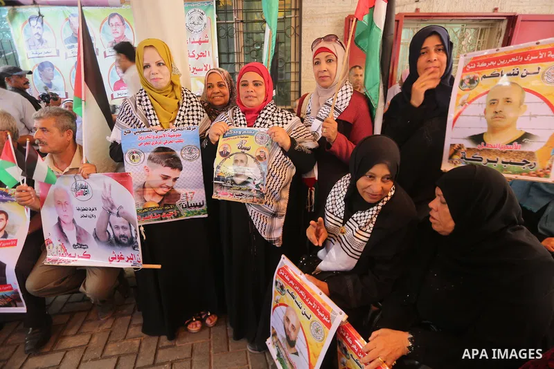 Palestinians take part in a protest to show solidarity with Palestinian prisoners held in Israeli jails, in front of Red cross office in Gaza city on July 31, 2017. Photo by Mohammed Asad