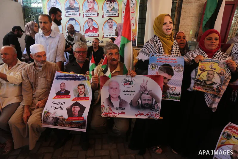 Palestinians take part in a protest to show solidarity with Palestinian prisoners held in Israeli jails, in front of Red cross office in Gaza city on July 31, 2017. Photo by Mohammed Asad