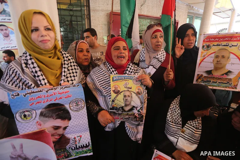 Palestinians take part in a protest to show solidarity with Palestinian prisoners held in Israeli jails, in front of Red cross office in Gaza city on July 31, 2017. Photo by Mohammed Asad