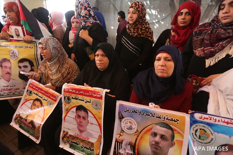 Palestinians take part in a protest to show solidarity with Palestinian prisoners held in Israeli jails, in front of Red cross office in Gaza city on July 31, 2017. Photo by Mohammed Asad