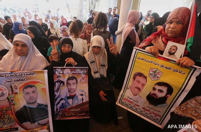 Palestinians take part in a protest to show solidarity with Palestinian prisoners held in Israeli jails, in front of Red cross office in Gaza city on July 31, 2017. Photo by Mohammed Asad