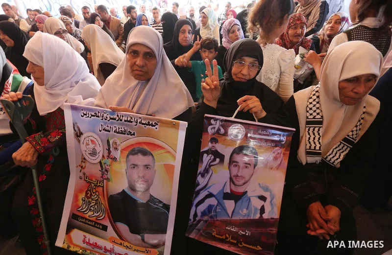 Palestinians take part in a protest to show solidarity with Palestinian prisoners held in Israeli jails, in front of Red cross office in Gaza city on July 31, 2017. Photo by Mohammed Asad