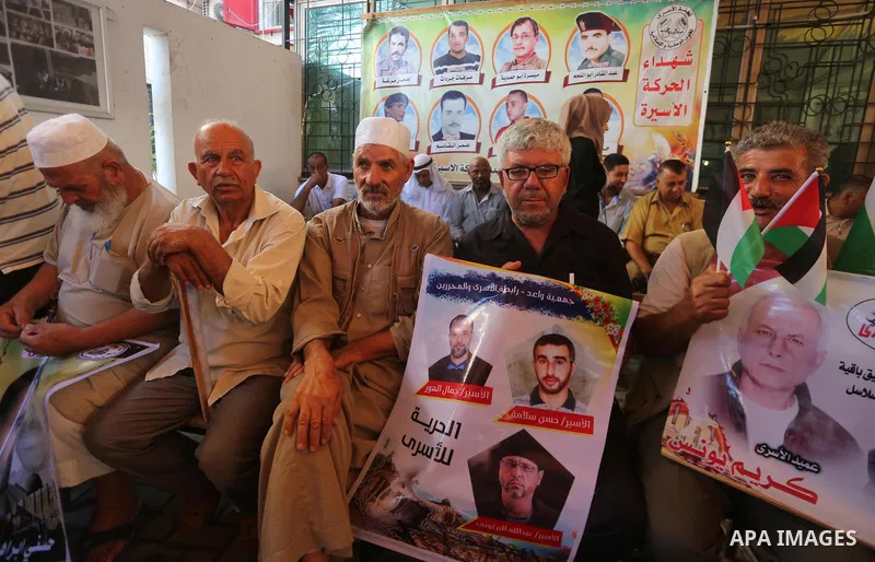 Palestinians take part in a protest to show solidarity with Palestinian prisoners held in Israeli jails, in front of Red cross office in Gaza city on July 31, 2017. Photo by Mohammed Asad