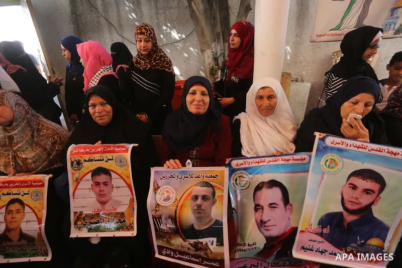 Palestinians take part in a protest to show solidarity with Palestinian prisoners held in Israeli jails, in front of Red cross office in Gaza city on July 31, 2017. Photo by Mohammed Asad