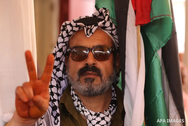 Palestinians take part in a protest to show solidarity with Palestinian prisoners held in Israeli jails, in front of Red cross office in Gaza city on July 31, 2017. Photo by Mohammed Asad