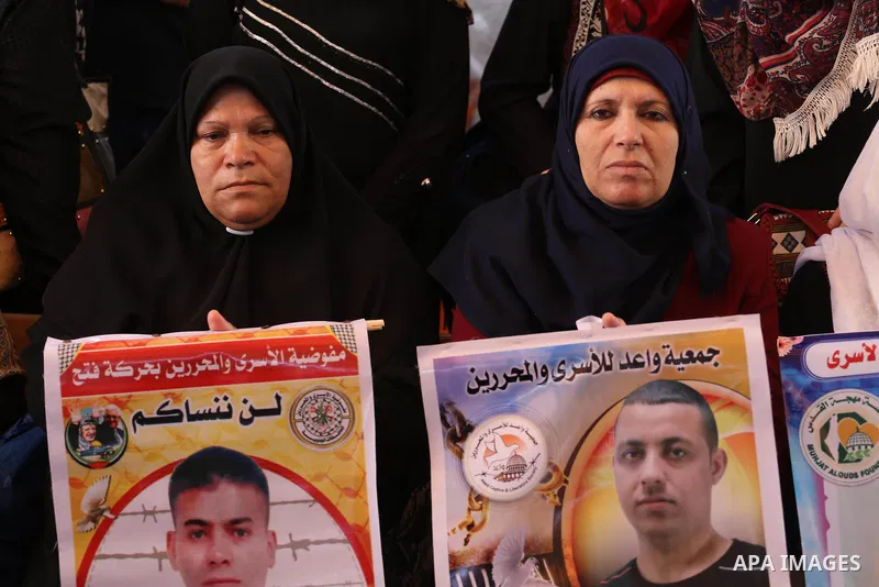 Palestinians take part in a protest to show solidarity with Palestinian prisoners held in Israeli jails, in front of Red cross office in Gaza city on July 31, 2017. Photo by Mohammed Asad