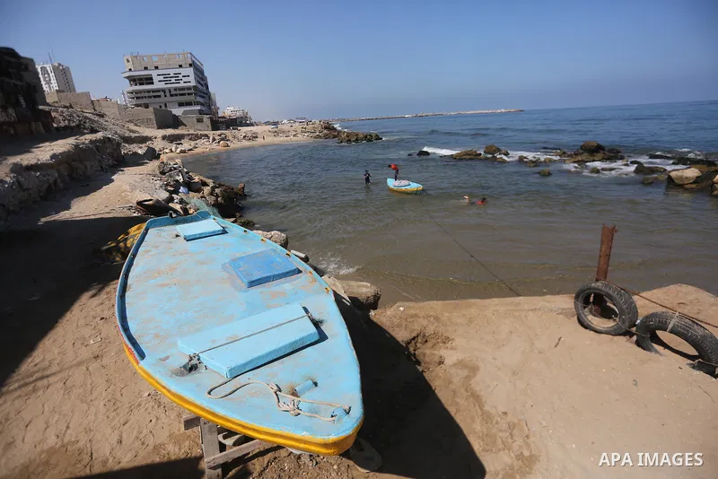 Palestinian boys swim at Gaza seaport in Gaza City on July 31, 2017. Photo by Mohammed Asad