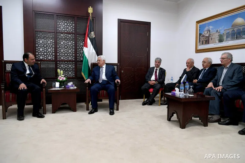 Palestinian President Mahmoud Abbas meets with Palestinian expatriates from Ramallah city at his headquarter in the West Bank city of Ramallah, in July 31, 2017. Photo by Osama Falah