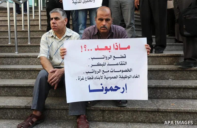 Palestinians, employed by the Palestinian Authority take part in a protest demanding their salaries in Gaza city on August 1, 2017. Photo by Mohammed Asad