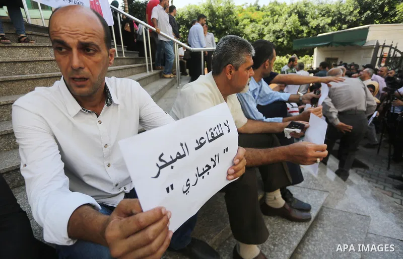 Palestinians, employed by the Palestinian Authority take part in a protest demanding their salaries in Gaza city on August 1, 2017. Photo by Mohammed Asad
