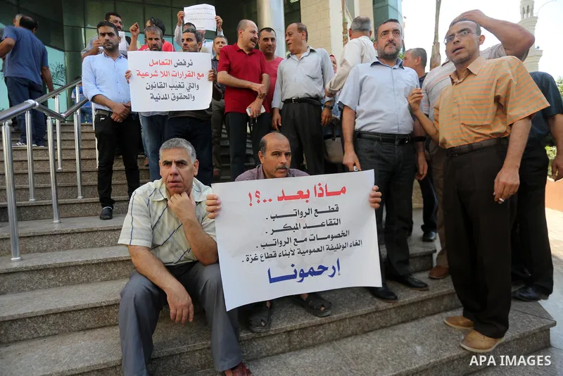 Palestinians, employed by the Palestinian Authority take part in a protest demanding their salaries in Gaza city on August 1, 2017. Photo by Mohammed Asad