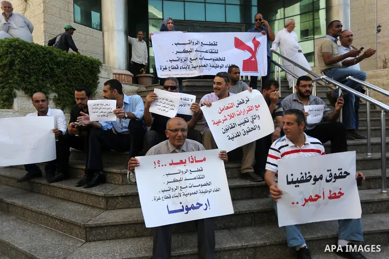 Palestinians, employed by the Palestinian Authority take part in a protest demanding their salaries in Gaza city on August 1, 2017. Photo by Mohammed Asad
