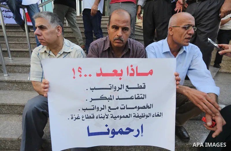 Palestinians, employed by the Palestinian Authority take part in a protest demanding their salaries in Gaza city on August 1, 2017. Photo by Mohammed Asad