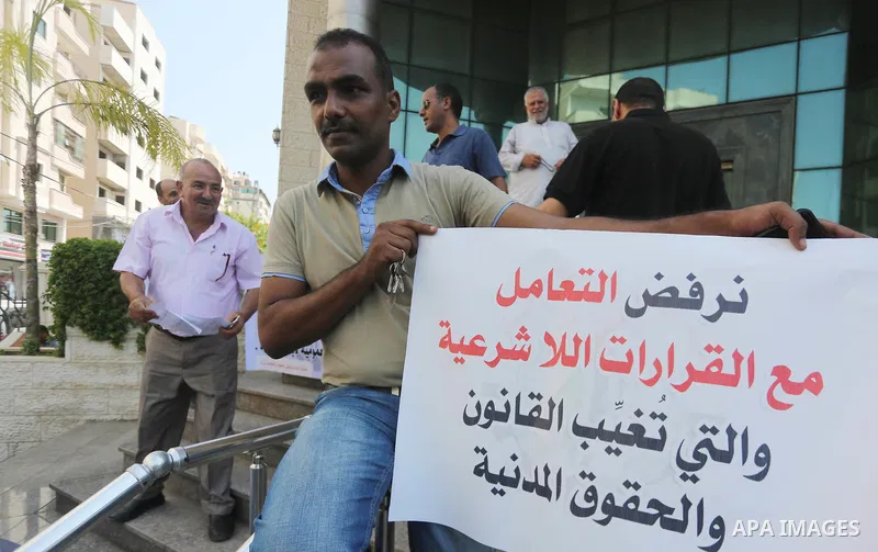 Palestinians, employed by the Palestinian Authority take part in a protest demanding their salaries in Gaza city on August 1, 2017. Photo by Mohammed Asad