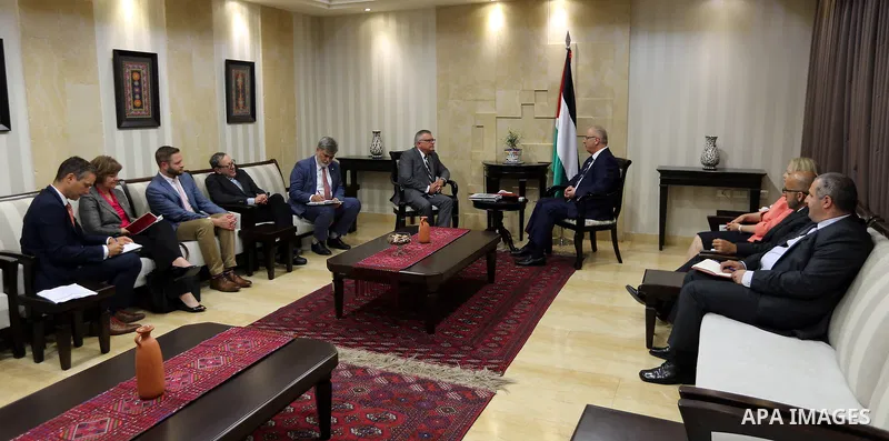 Palestinian Prime Minister Rami Hamdallah meets with Canada's Public Safety Minister Ralph Goodale, at his office, in the West Bank city of Ramallah, on August 1, 2017. Photo by Prime Minister Office