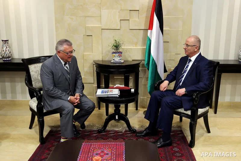 Palestinian Prime Minister Rami Hamdallah meets with Canada's Public Safety Minister Ralph Goodale, at his office, in the West Bank city of Ramallah, on August 1, 2017. Photo by Prime Minister Office