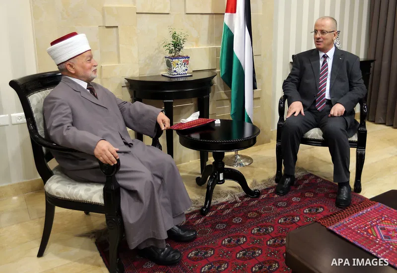 Palestinian Prime Minister, Rami Hamdallah, meets with Mufti of Jerusalem and Palestine, Sheikh Mohammed Hussein,in the West Bank city of Ramallah, on August 3, 2017. Photo by Prime Minister Office