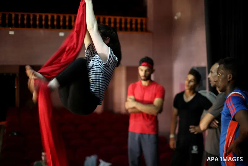An Irish trainer, Jennifer Higgins performs during an aerial silks practice class in Gaza City, on August 3, 2017. Photo by Mohammed Asad