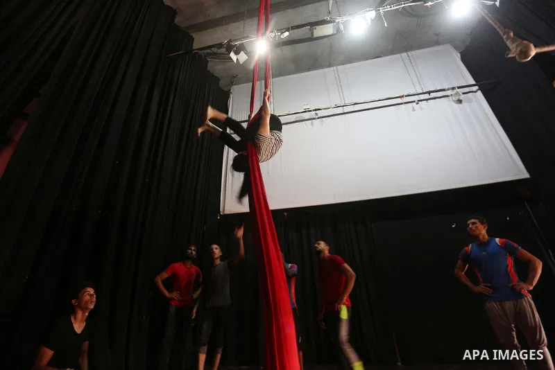 An Irish trainer, Jennifer Higgins performs during an aerial silks practice class in Gaza City, on August 3, 2017. Photo by Mohammed Asad