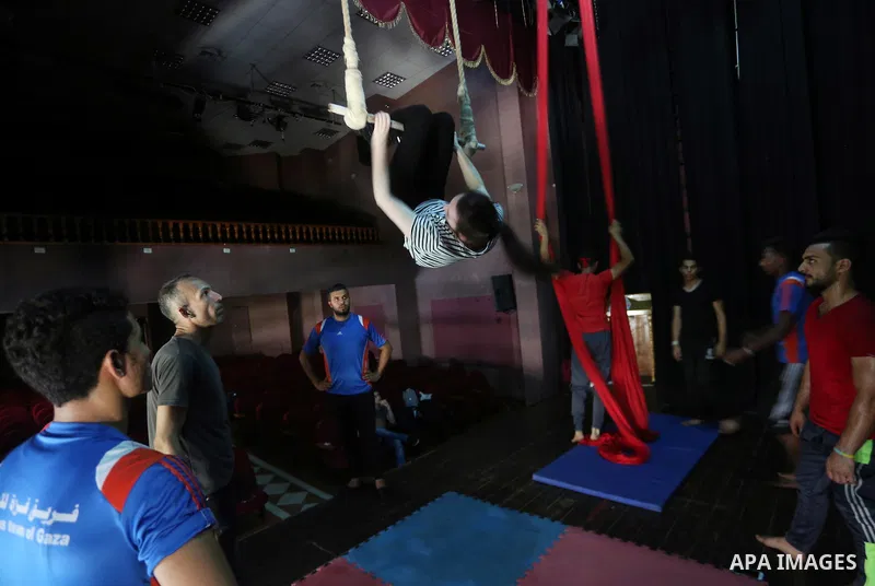 An Irish trainer, Jennifer Higgins performs during an aerial silks practice class in Gaza City, on August 3, 2017. Photo by Mohammed Asad