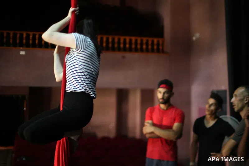 An Irish trainer, Jennifer Higgins performs during an aerial silks practice class in Gaza City, on August 3, 2017. Photo by Mohammed Asad