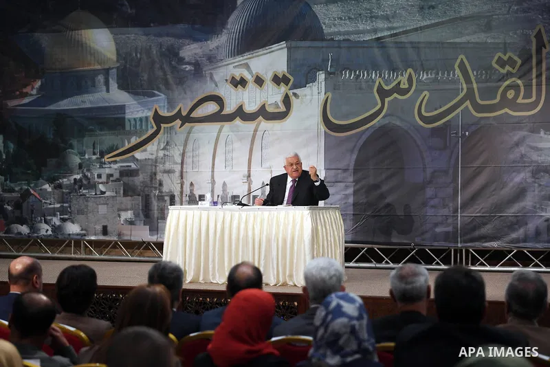 Palestinian President Mahmoud Abbas meets with the delegation of the people of Jerusalem in the West Bank city of Ramallah, on August 5, 2017. Photo by Thaer Ganaim