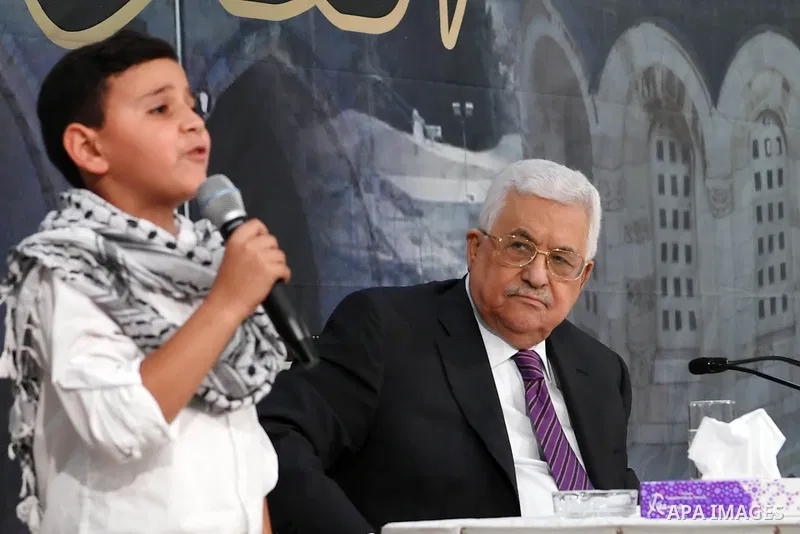 Palestinian President Mahmoud Abbas meets with the delegation of the people of Jerusalem in the West Bank city of Ramallah, on August 5, 2017. Photo by Thaer Ganaim