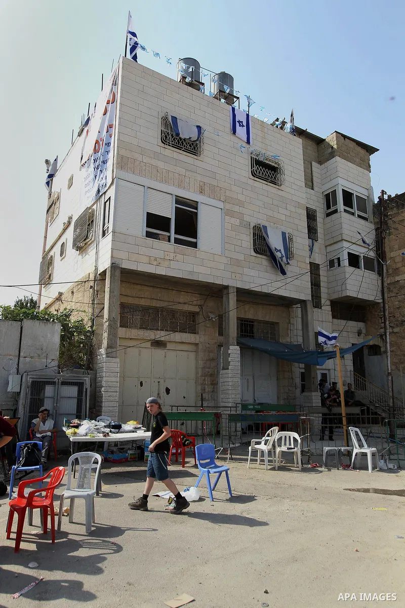 Israeli border police officers set up a barricade in front of a disputed building where about a hundred hard-line Jewish settlers have hunkered down, in the West Bank city of Hebron July 26, 2017. Photo by Wisam Hashlamo...