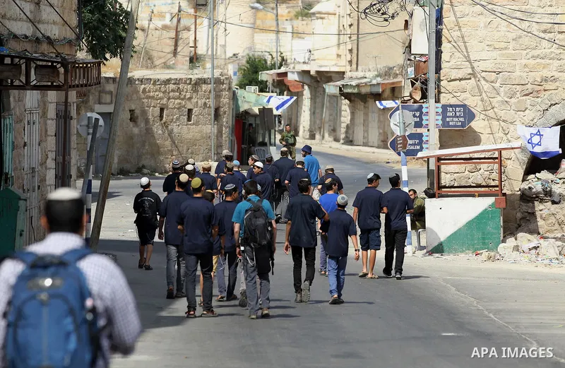 Israeli border police officers set up a barricade in front of a disputed building where about a hundred hard-line Jewish settlers have hunkered down, in the West Bank city of Hebron July 26, 2017. Photo by Wisam Hashlamo...
