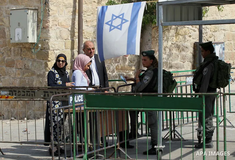 Israeli border police officers set up a barricade in front of a disputed building where about a hundred hard-line Jewish settlers have hunkered down, in the West Bank city of Hebron July 26, 2017. Photo by Wisam Hashlamo...