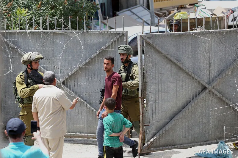 Israeli border police officers set up a barricade in front of a disputed building where about a hundred hard-line Jewish settlers have hunkered down, in the West Bank city of Hebron July 26, 2017. Photo by Wisam Hashlamo...