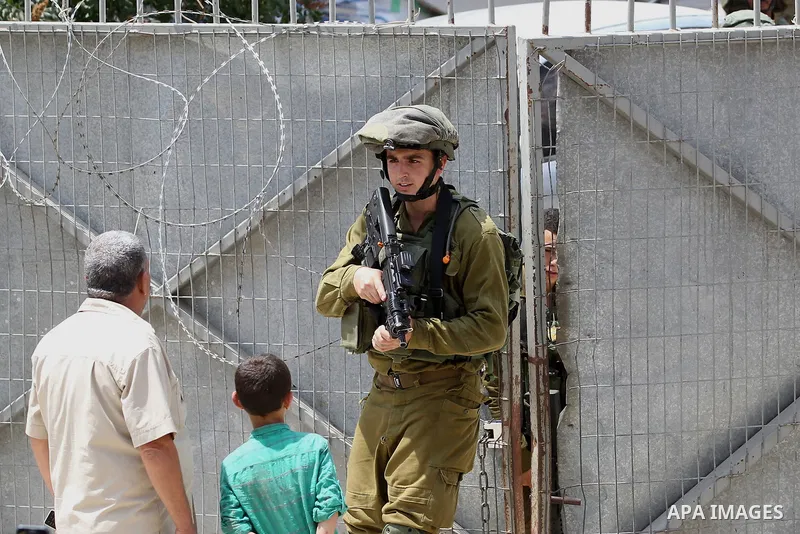 Israeli border police officers set up a barricade in front of a disputed building where about a hundred hard-line Jewish settlers have hunkered down, in the West Bank city of Hebron July 26, 2017. Photo by Wisam Hashlamo...