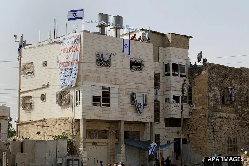 Israeli border police officers set up a barricade in front of a disputed building where about a hundred hard-line Jewish settlers have hunkered down, in the West Bank city of Hebron July 26, 2017. Photo by Wisam Hashlamo...