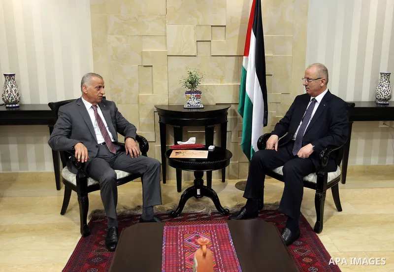Palestinian Prime Minister Rami Hamdallah meets with a head of the supreme judicial council, advisor Emad Salim, in the West Bank city of Ramallah, on August 6, 2017. Photo by Prime Minister Office