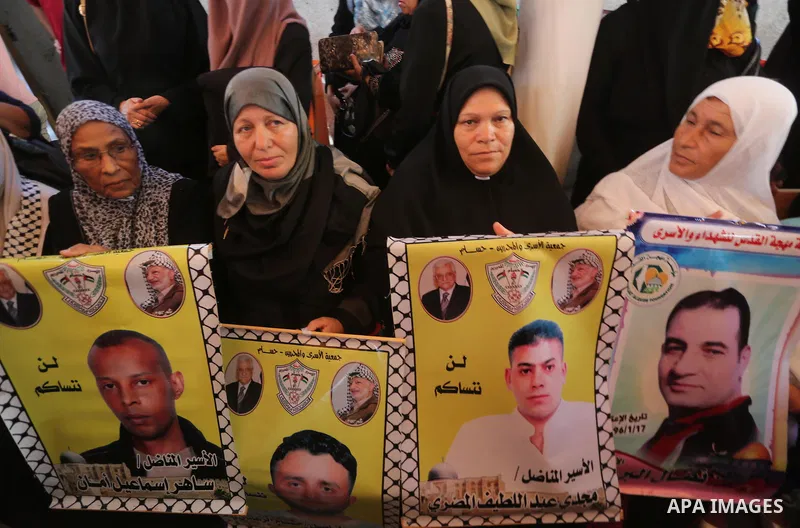 Palestinians take part in a protest to show solidarity with Palestinian prisoners held in Israeli jails, in front of Red cross office in Gaza city on August 7, 2017. Photo by Mohammed Asad