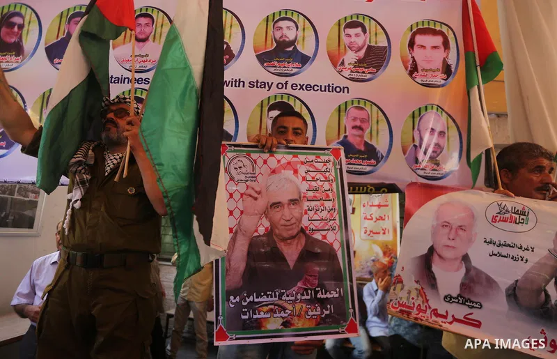 Palestinians take part in a protest to show solidarity with Palestinian prisoners held in Israeli jails, in front of Red cross office in Gaza city on August 7, 2017. Photo by Mohammed Asad
