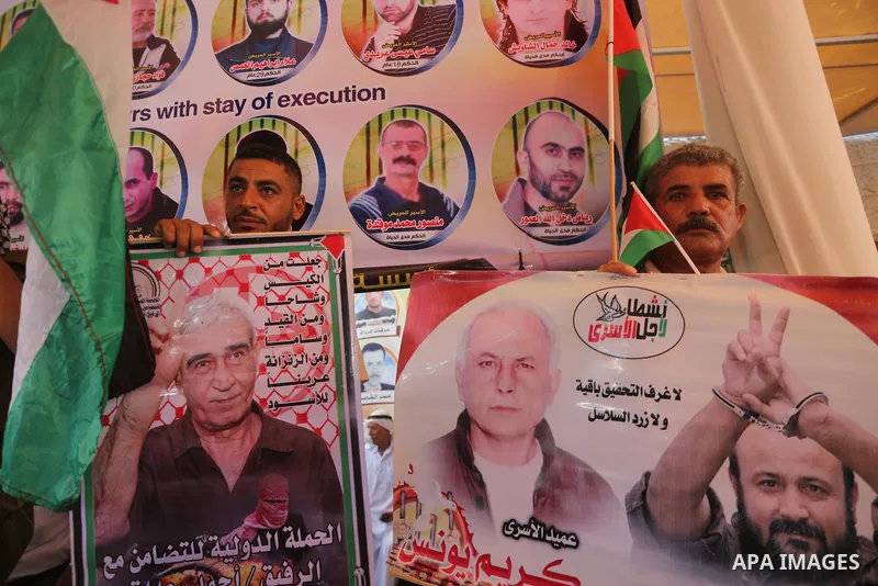 Palestinians take part in a protest to show solidarity with Palestinian prisoners held in Israeli jails, in front of Red cross office in Gaza city on August 7, 2017. Photo by Mohammed Asad