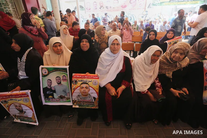 Palestinians take part in a protest to show solidarity with Palestinian prisoners held in Israeli jails, in front of Red cross office in Gaza city on August 7, 2017. Photo by Mohammed Asad