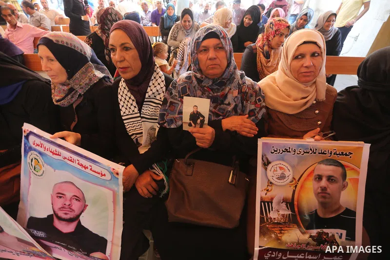 Palestinians take part in a protest to show solidarity with Palestinian prisoners held in Israeli jails, in front of Red cross office in Gaza city on August 7, 2017. Photo by Mohammed Asad