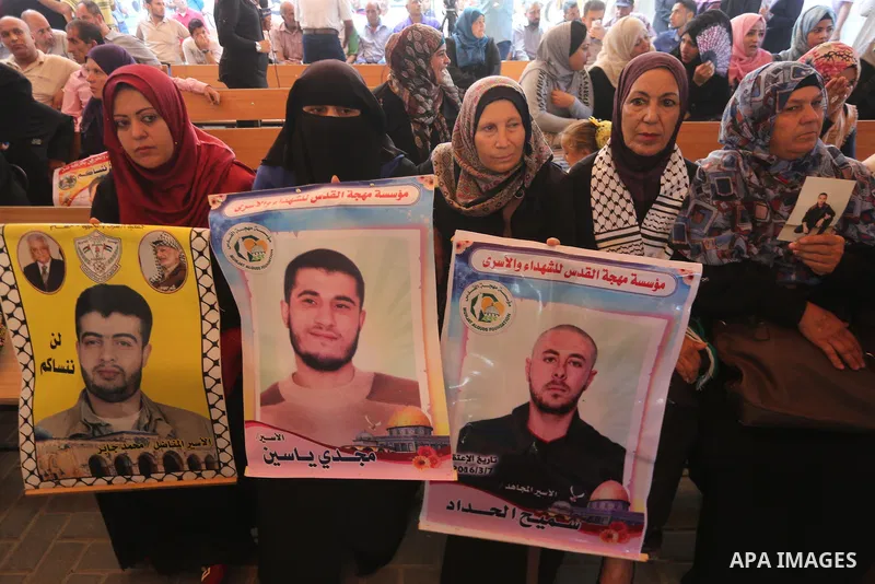 Palestinians take part in a protest to show solidarity with Palestinian prisoners held in Israeli jails, in front of Red cross office in Gaza city on August 7, 2017. Photo by Mohammed Asad