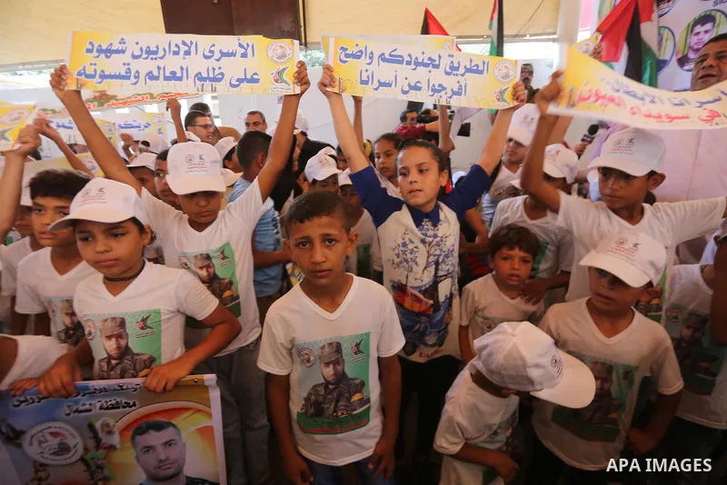 Palestinians take part in a protest to show solidarity with Palestinian prisoners held in Israeli jails, in front of Red cross office in Gaza city on August 7, 2017. Photo by Mohammed Asad