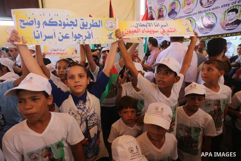 Palestinians take part in a protest to show solidarity with Palestinian prisoners held in Israeli jails, in front of Red cross office in Gaza city on August 7, 2017. Photo by Mohammed Asad