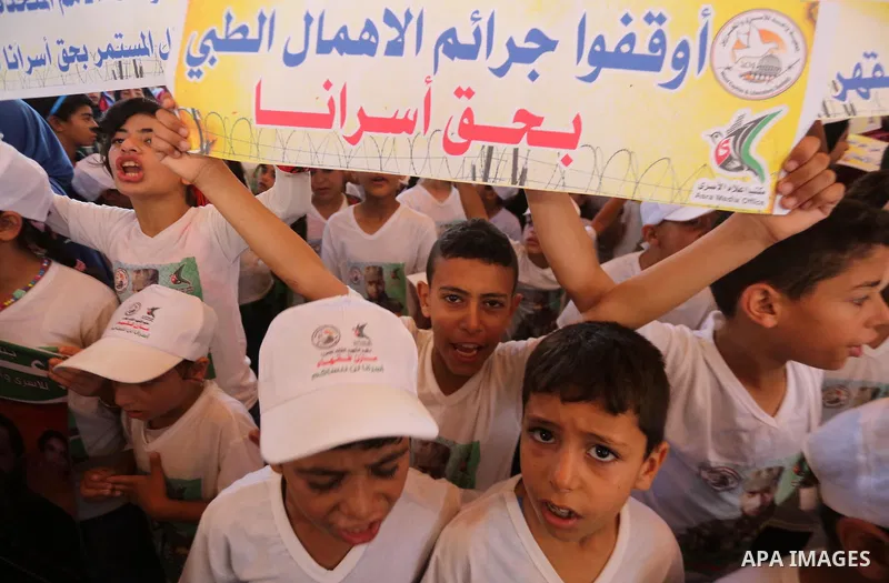 Palestinians take part in a protest to show solidarity with Palestinian prisoners held in Israeli jails, in front of Red cross office in Gaza city on August 7, 2017. Photo by Mohammed Asad