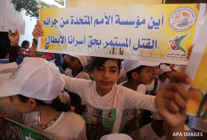 Palestinians take part in a protest to show solidarity with Palestinian prisoners held in Israeli jails, in front of Red cross office in Gaza city on August 7, 2017. Photo by Mohammed Asad