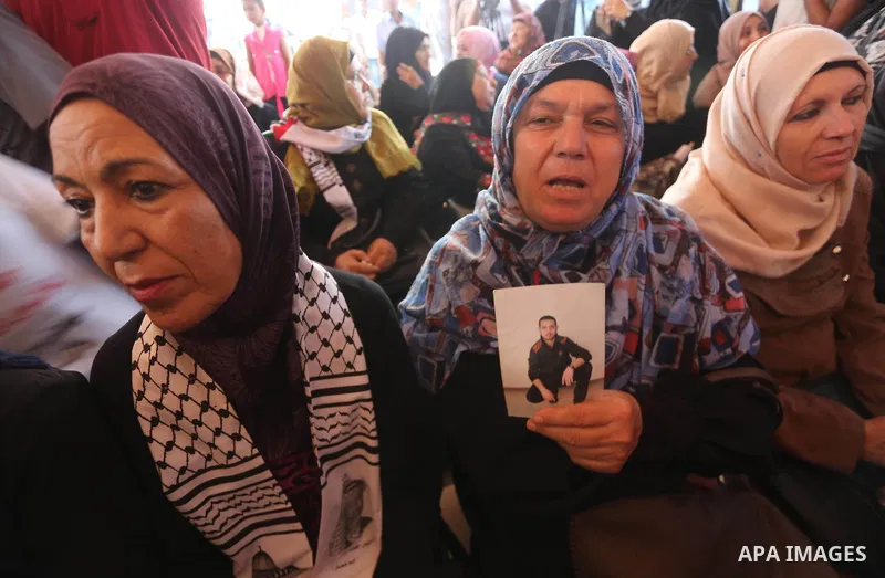 Palestinians take part in a protest to show solidarity with Palestinian prisoners held in Israeli jails, in front of Red cross office in Gaza city on August 7, 2017. Photo by Mohammed Asad