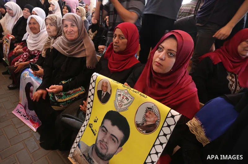Palestinians take part in a protest to show solidarity with Palestinian prisoners held in Israeli jails, in front of Red cross office in Gaza city on August 7, 2017. Photo by Mohammed Asad