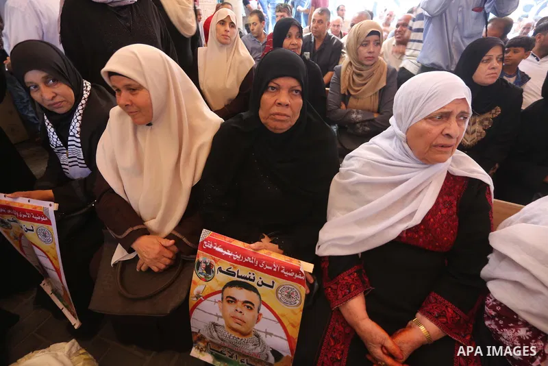Palestinians take part in a protest to show solidarity with Palestinian prisoners held in Israeli jails, in front of Red cross office in Gaza city on August 7, 2017. Photo by Mohammed Asad