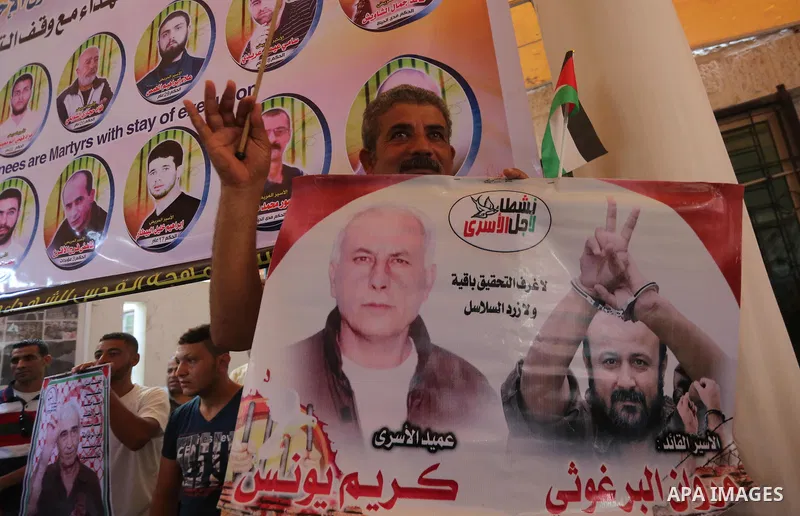 Palestinians take part in a protest to show solidarity with Palestinian prisoners held in Israeli jails, in front of Red cross office in Gaza city on August 7, 2017. Photo by Mohammed Asad