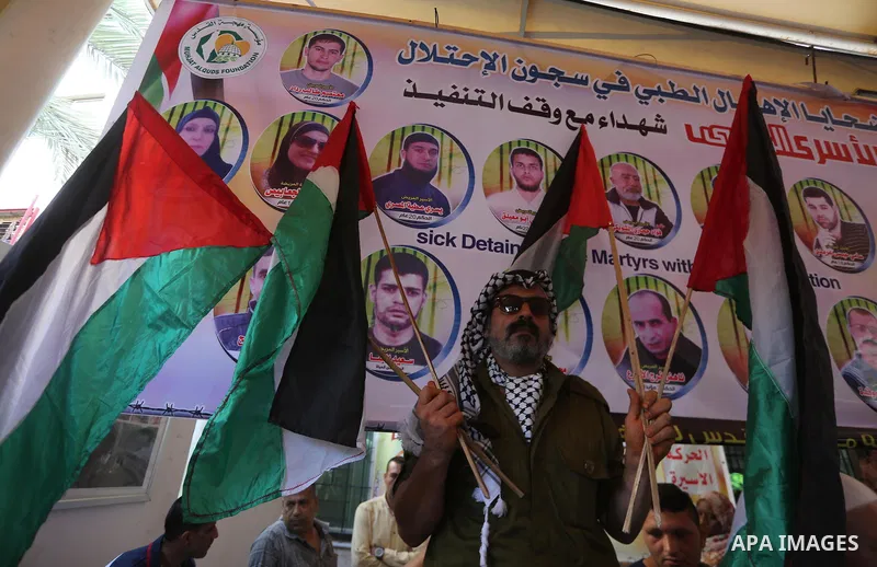 Palestinians take part in a protest to show solidarity with Palestinian prisoners held in Israeli jails, in front of Red cross office in Gaza city on August 7, 2017. Photo by Mohammed Asad